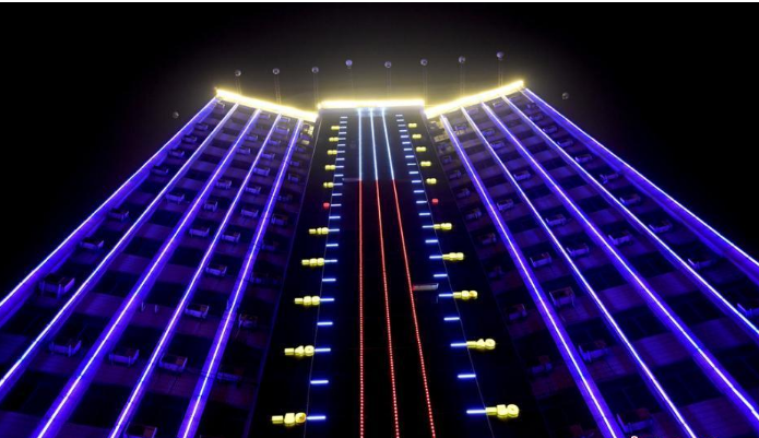 沈陽街頭現(xiàn)18層樓高巨型&ldquo;溫度計&rdquo; 時時報溫.png